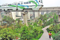輕軌車從大渡口區(qū)雙山公園上空駛過