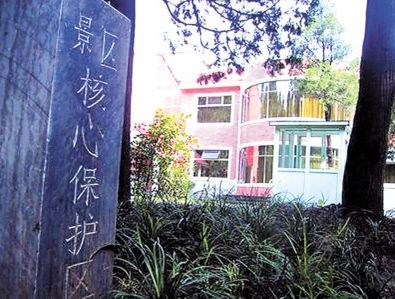 龍門石窟東山的豪華賓館（左）與西山的別墅群（右） 
