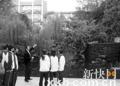郭老師在給學(xué)生講解奉園之水天上來的原理。范如石/攝