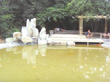 青島中山公園筑起小號(hào)齊長(zhǎng)城 25日將開(kāi)門納客