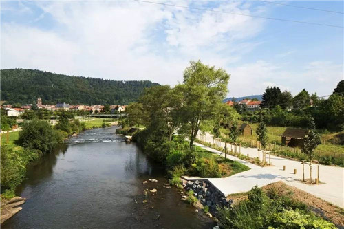 法國小鎮拉翁萊塔普沿著默爾特河岸