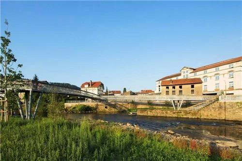 法國小鎮拉翁萊塔普沿著默爾特河岸