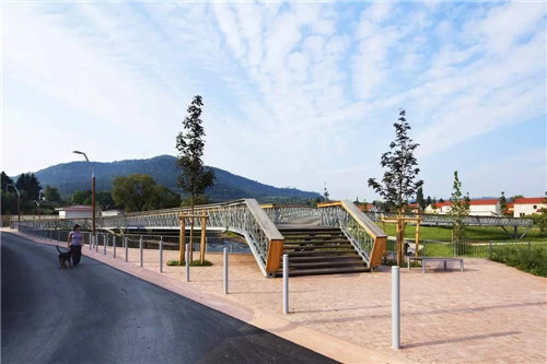 法國小鎮拉翁萊塔普沿著默爾特河岸