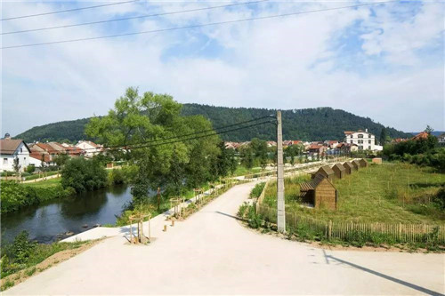 法國小鎮拉翁萊塔普沿著默爾特河岸