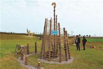 南林大:大學(xué)生變廢為寶 秸稈編成景觀小品