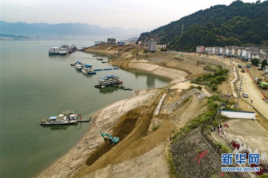 湖北秭歸：庫(kù)岸生態(tài)修復(fù)忙