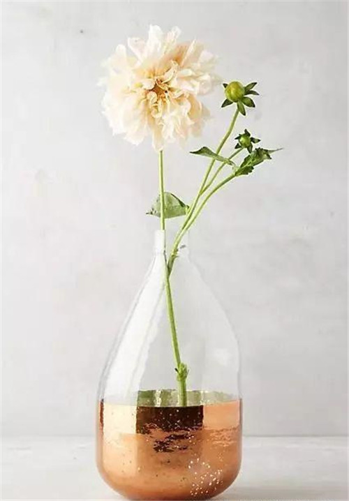 這樣插花，即使花謝了屋子依然會(huì)很美