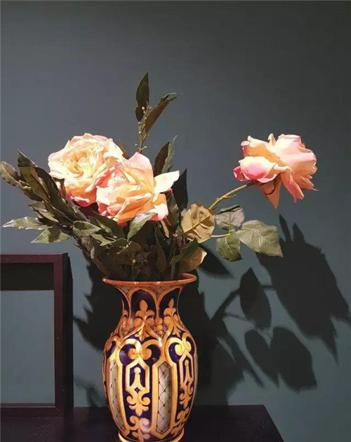 這樣插花，即使花謝了屋子依然會(huì)很美