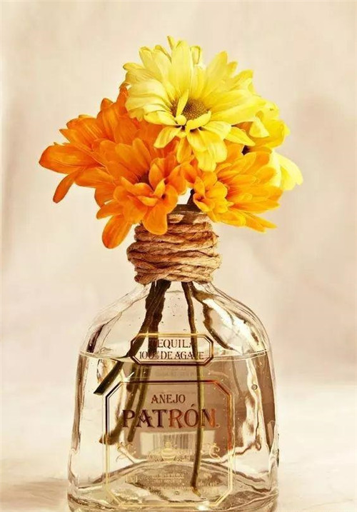 這樣插花，即使花謝了屋子依然會(huì)很美