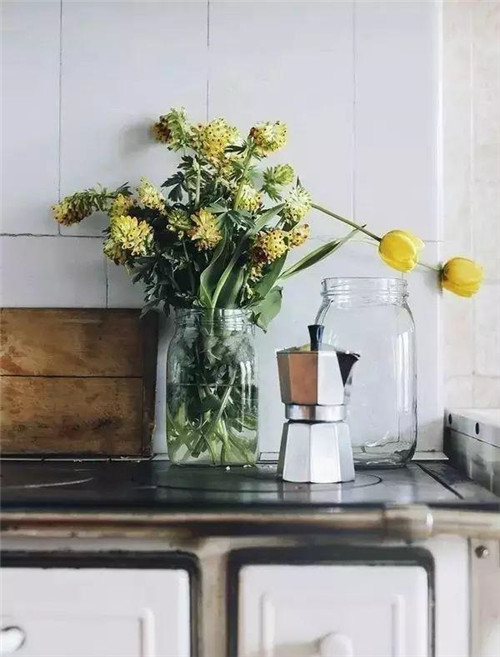 這樣插花，即使花謝了屋子依然會(huì)很美