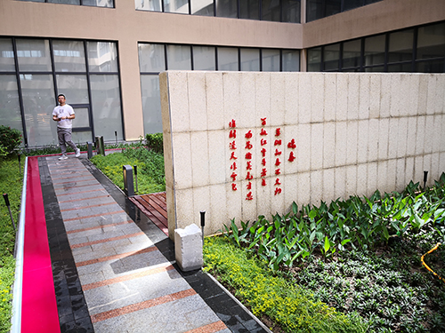 園冶杯專(zhuān)業(yè)獎(jiǎng)：新華國(guó)際廣場(chǎng)天井園林景觀