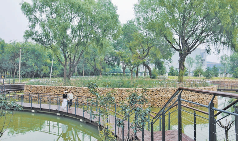 北京：朝陽站西側(cè)迎賓景觀帶亮相